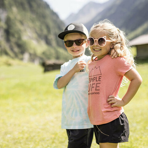 Ein Junge und ein Mädchen tragen coole Sonnenbrillen