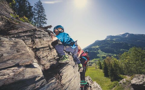 Kinder klettern im Klettersteig Talbach