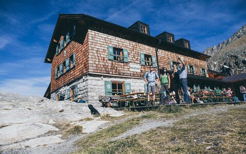 Vier Personen stehen vor der Zittauer Hütte.