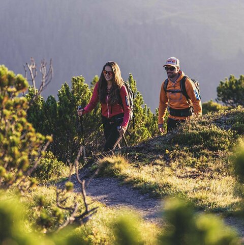 Ein Mann und eine Frau wandern am Isskogel