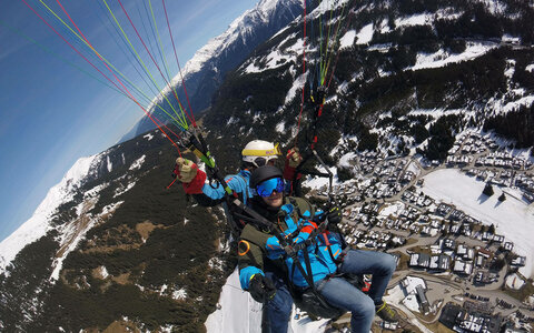 Zwei Männer fliegen mit einem Paragleiter