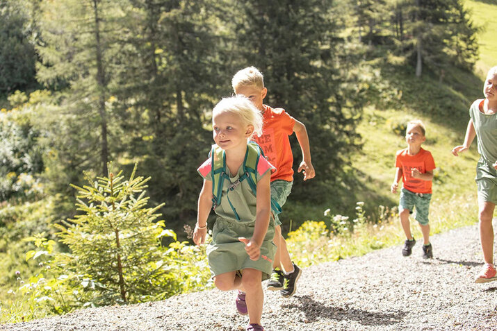 Kinder rennen am Wanderweg im Almparadies Gerlosstein.