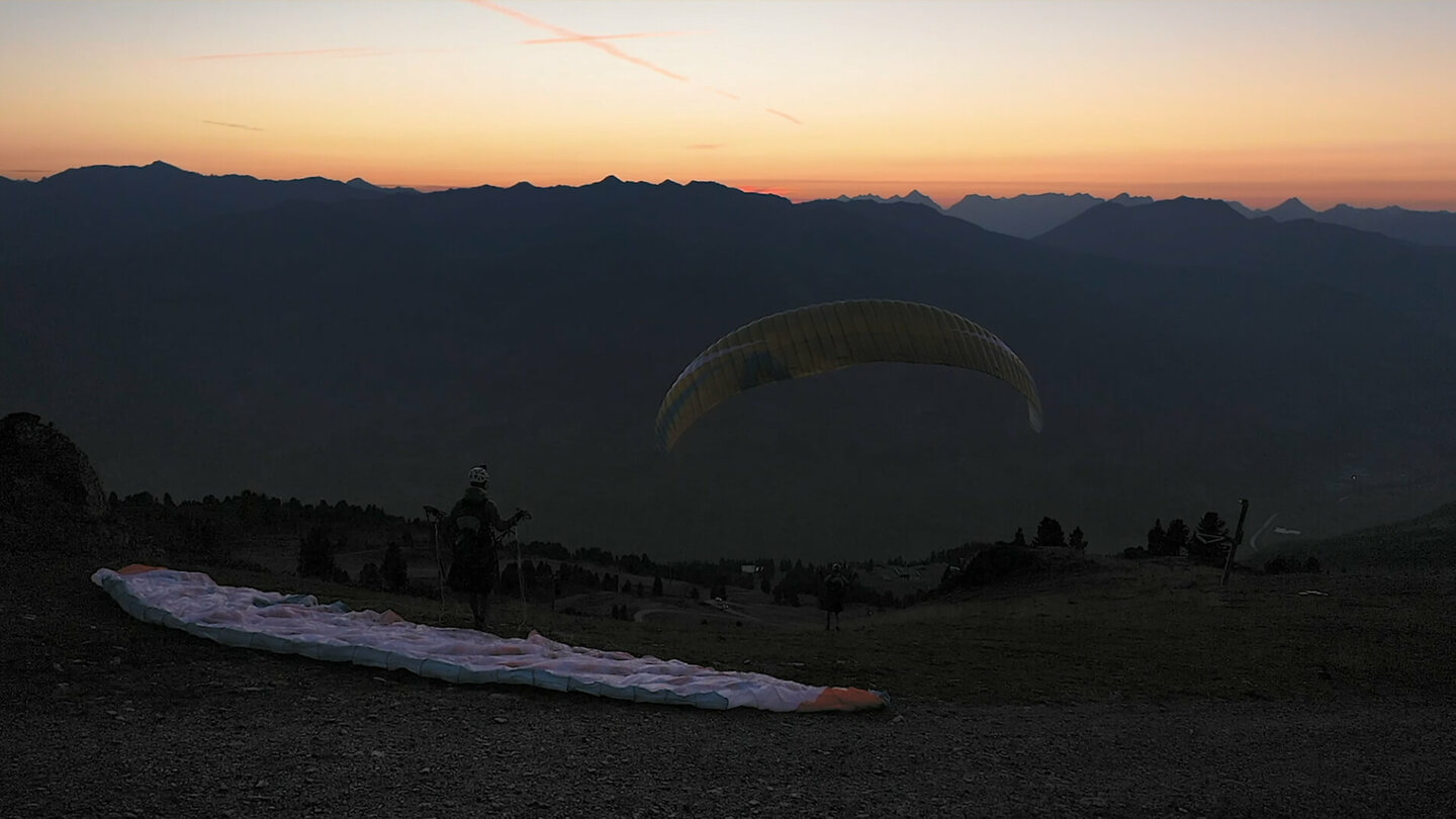 Ein Paragleiten bei der Dämmerung.