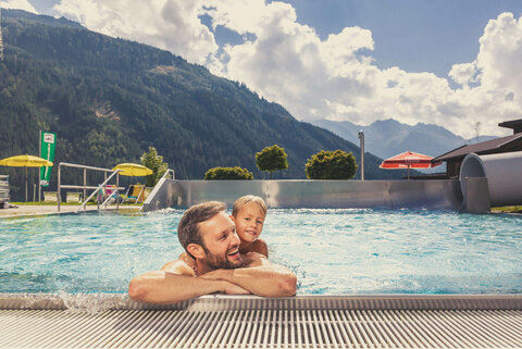 Vater und Sohn im Schwimmbad
