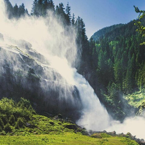 Ein Wasserfall, umgeben von Bäumen