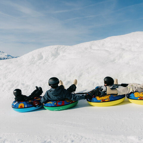 Eine Familie beim Snowtubing am Gerlosstein.