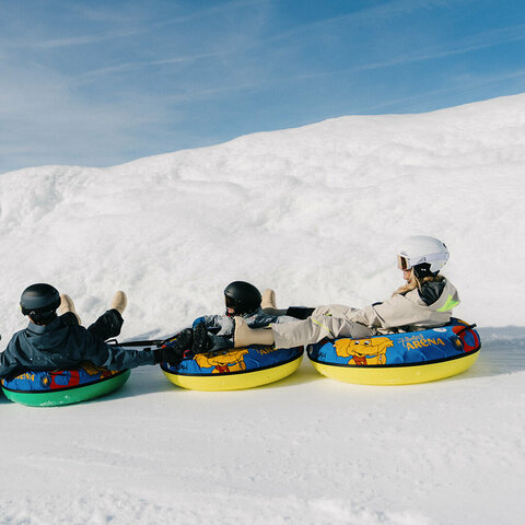 Eine Familie beim Snowtubing am Gerlosstein.