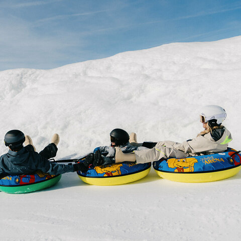 Eine Familie beim Snowtubing am Gerlosstein.
