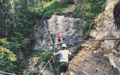 Ein Mann und eine Frau klettern im Erlebnisgraten Riederklamm