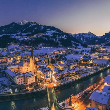 Blick auf das verschneite Zell bei Nacht