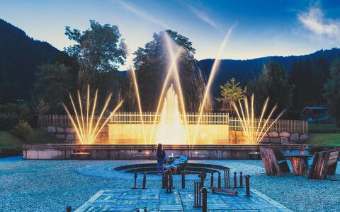 Abends beobachten Zuschauer Wasserfontänen, die in die Luft schießen