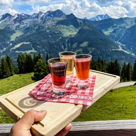 Drei gefüllte Shotgläser vor einer traumhaften Bergkulisse