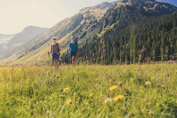 Zwei Frauen wandern in der Natur