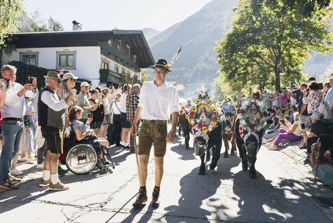 Ein Bursche beim Almabtrieb