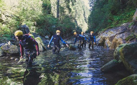 Canyoning-Tour mit Guide in den Alpen.
