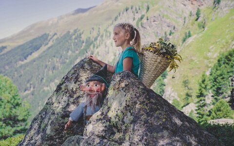 Ein Mädchen steht vor einer traumhaften Bergkulisse