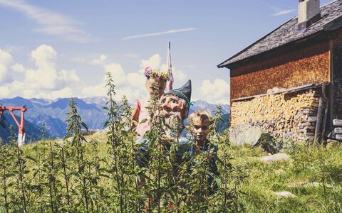 Zwei Kinder stehen in der Wiese
