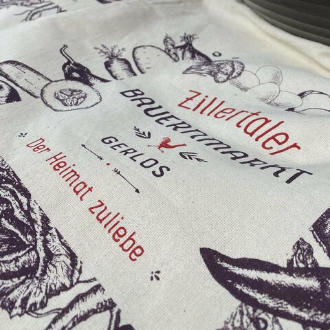 Eine bestickte Tasche vom Zillertaler Bauernmarkt