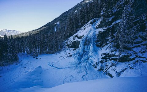 Blick auf einen eingefrorenen Wasserfall