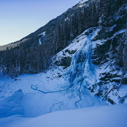 Blick auf einen eingefrorenen Wasserfall