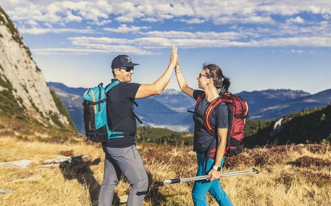Zwei Wanderer geben sich ein High-Five
