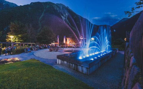 Abends beobachten Zuschauer Wasserfontänen, die in die Luft schießen