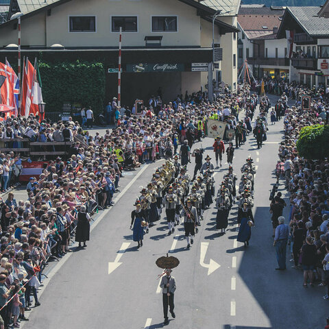 Eine Musikkapelle und Zuschauer beim Gauder Fest
