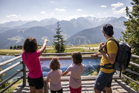 Eine Familie genießt den herrlichen Ausblick auf die wunderschöne Natur