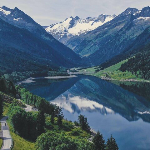 Traumhafter Blick auf den Stausee