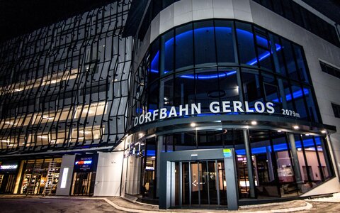 Blick auf die Dorfbahn Gerlos Talstation bei Nacht