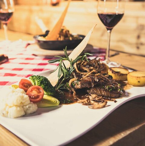 Leckeres Steak mit Röstzwiebeln, Gemüse und Kartoffeln
