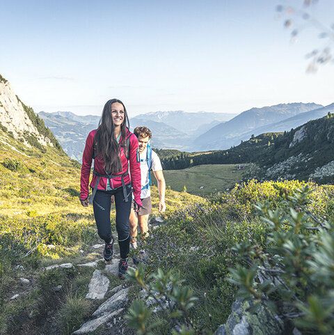 Ein Mann und eine Frau wandern in der Natur