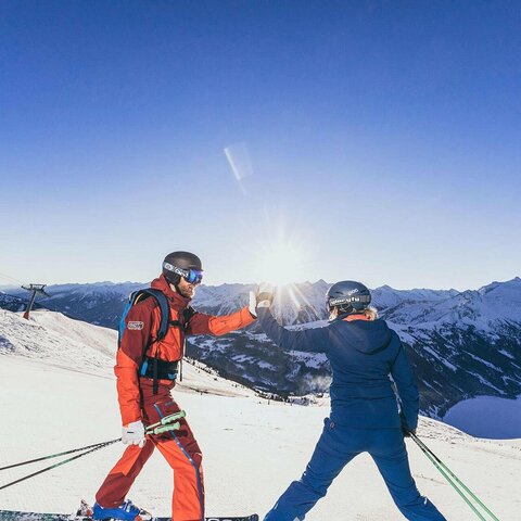 Zwei Skifahrer geben sich ein High-Five