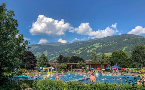 Viele Gäste im Erlebnisfreibad 