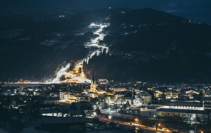Blick auf die Talabfahrt bei Nacht