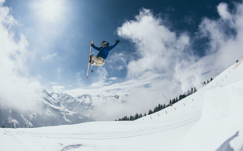 Ein Freerider beim Schanzen springen