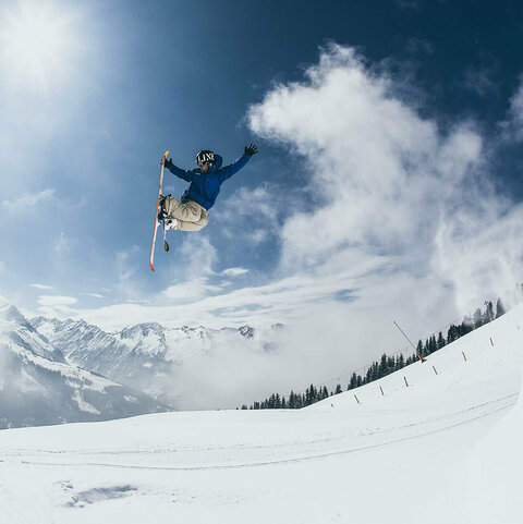 Ein Freerider beim Schanzen springen