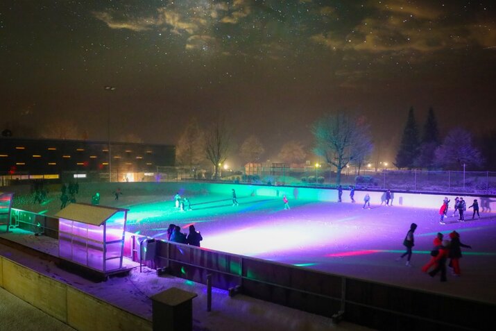 Bunt leuchtender Eislaufplatz.