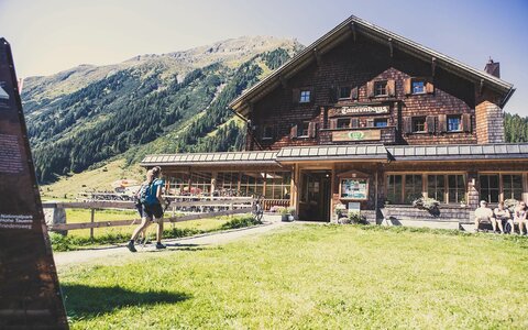 Wanderer auf dem Weg zum Tauernhaus.