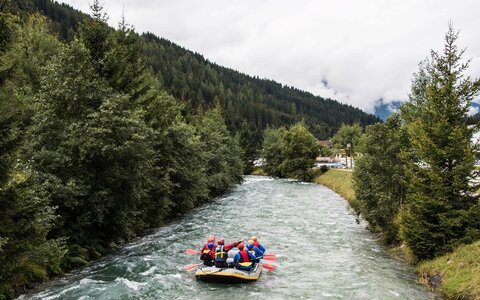 Mehrere Personen machen eine Wildwasserbootfahrt.