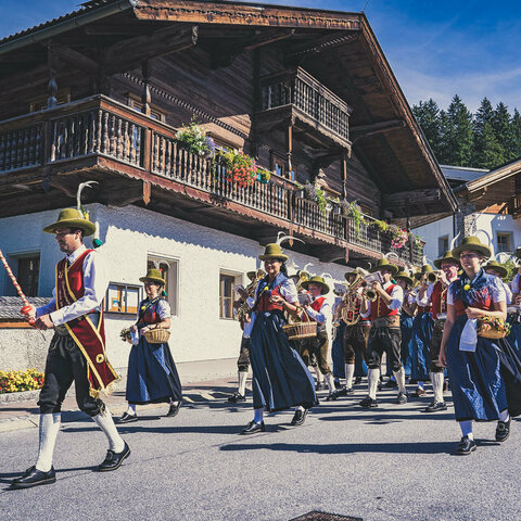 Eine Musikkapelle zieht durch die Straßen
