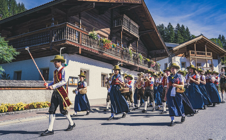 Eine Musikkapelle zieht durch die Straßen
