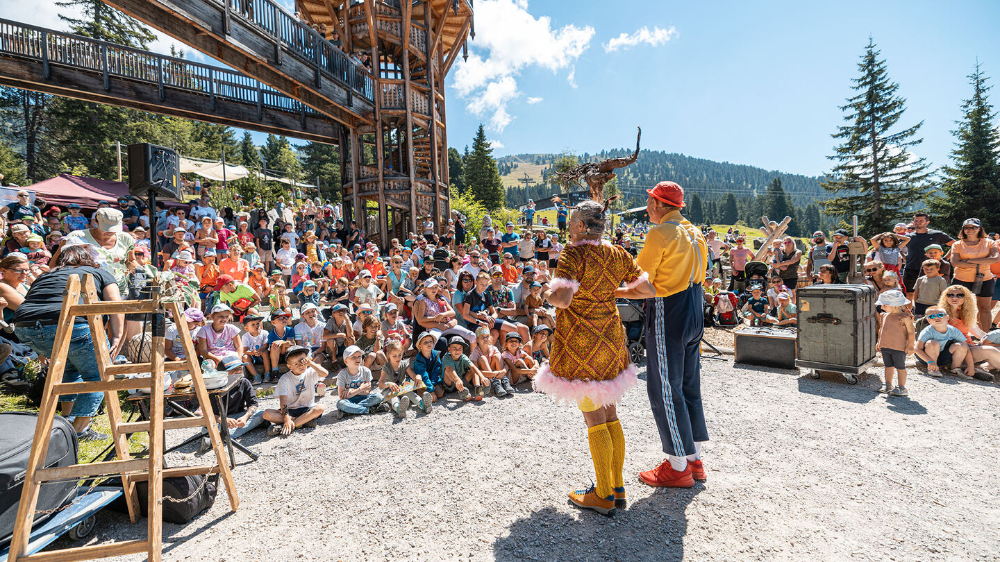 Die Clowns Herbert und Mimi performen vor Eltern und Kindern.