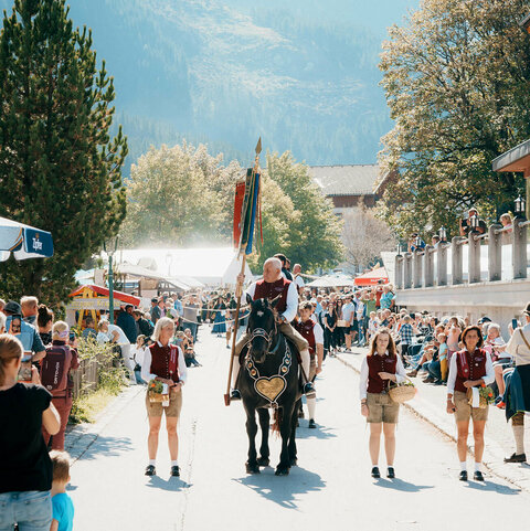 Besucher beim Krimmler Bauernmarkt.