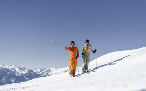Zwei Skifahrer schauen in die Ferne