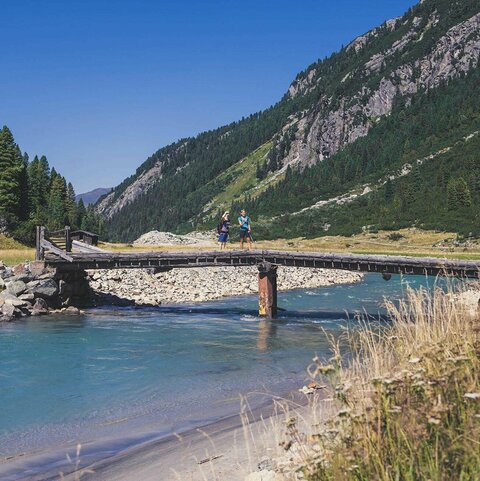Zwei Frau stehen auf einer Holzbrücke
