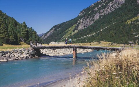 Zwei Frau stehen auf einer Holzbrücke
