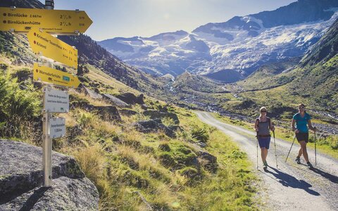 Zwei Frauen wandern vor einer traumhaften Bergkulisse