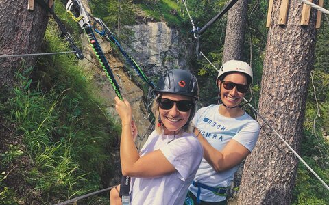 Zwei Frauen klettern im Erlebnisgarten Riederklamm