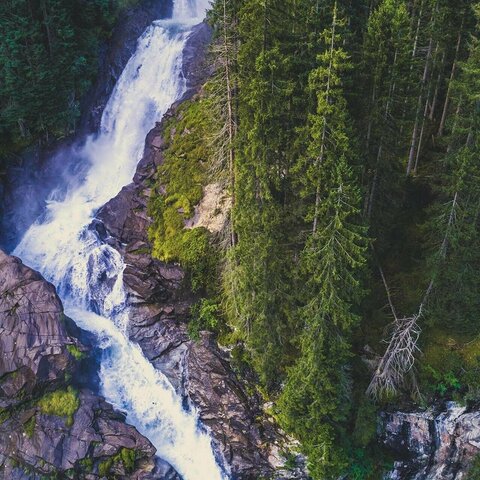 Ein Wasserfall, umgeben von Bäumen